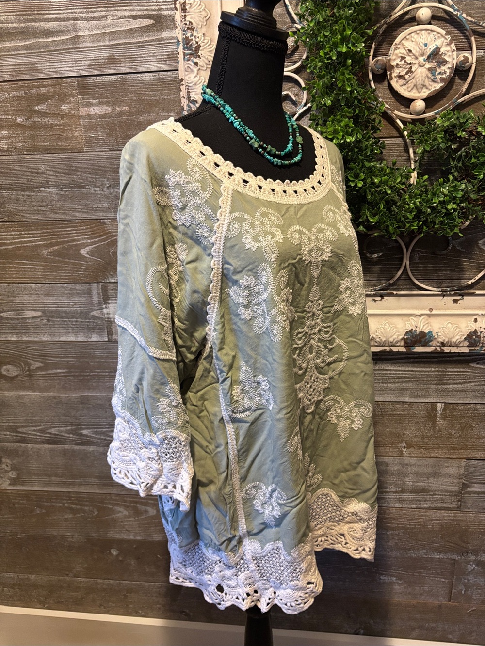 Democracy (2X) Women’s Sage Green and White Lace Embroidered Tunic Top - Picture 6 of 9